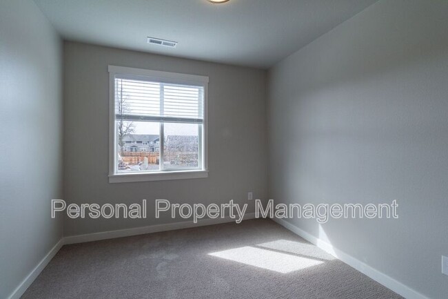 Building Photo - 417 NE Repass Rd