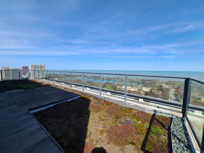 Building Photo - 2400 N Lakeview Ave