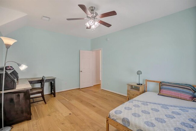 Building Photo - 301 Winding Oak Ln S