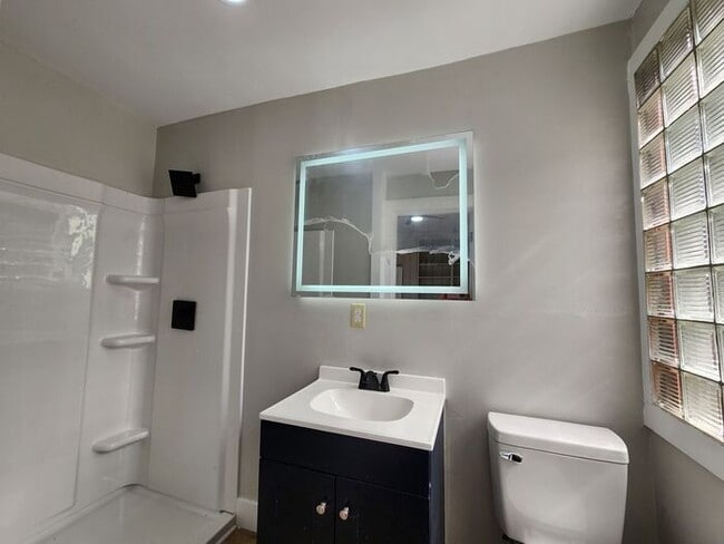 Building Photo - 1st Floor Apartment - 3 Bedroom/2 Bath Apa...