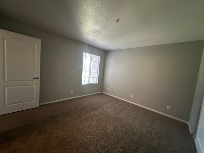 Building Photo - Great location, cute 3 bedroom condo
