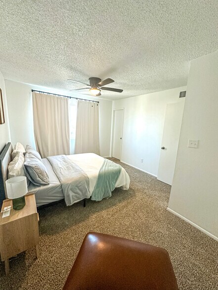 Building Photo - 4450 E Alta Vista Rd
