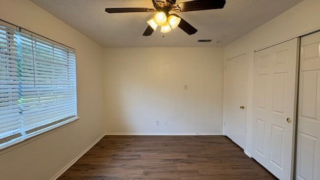 Building Photo - 3 Bedroom Duplex!