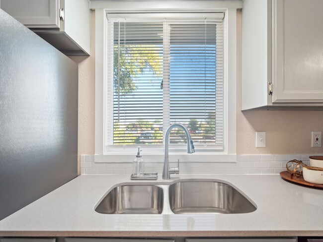 Building Photo - Clean and Cozy 2 bedroom condo with private parking