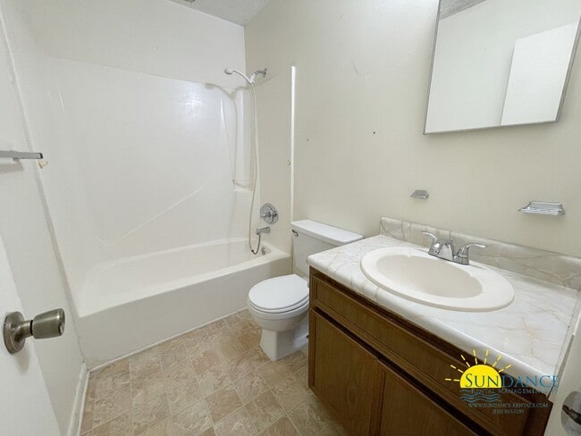 Building Photo - Great 2 Bedroom Townhouse Close to Both Bases