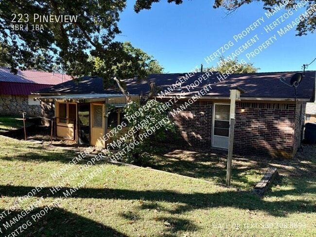 Building Photo - 223 Pineview-