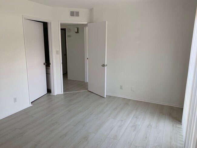 Building Photo - 2218 N Beachwood Dr