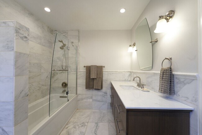 Building Photo - 6 Bed 5 Bath House with Fully Converted Co...