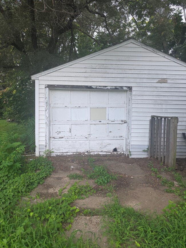 Building Photo - 1021 Maple St