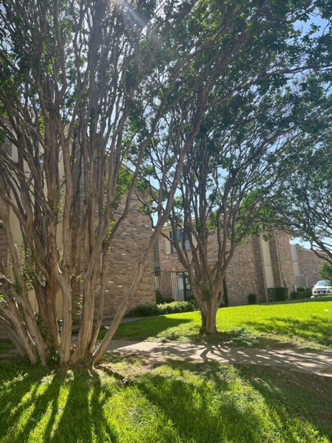 Building Photo - 2 Bd / 2 Ba Townhome Minutes Away From Campus & Downtown!