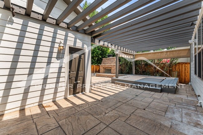 Building Photo - Gorgeous Home with Central AC and Washer/Dryer
