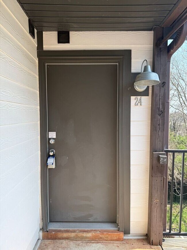 Building Photo - Remodeled Studio in Woodbine