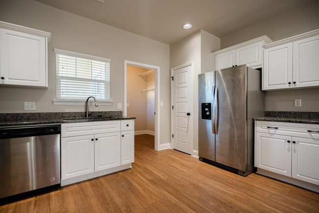 Building Photo - 600 Trellis Square