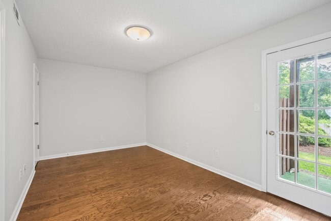 Building Photo - Great 2 Bedroom Available End Of July