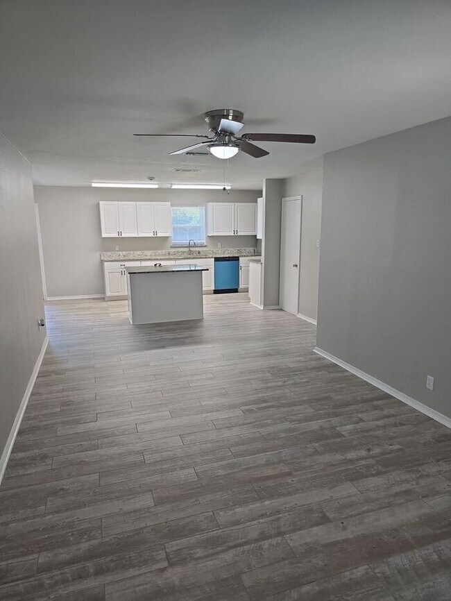 Building Photo - 202 Linda Ln