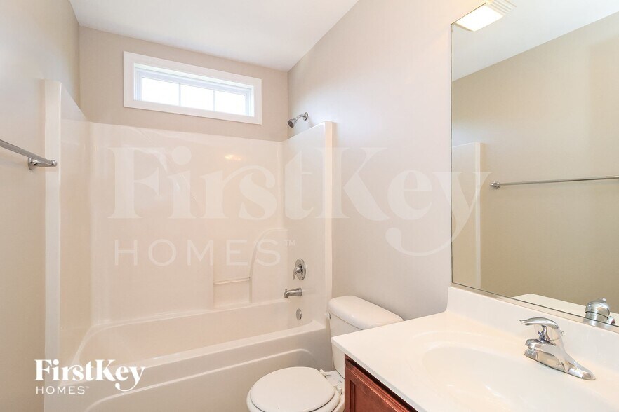 Building Photo - 1647 Crestlawn Tl