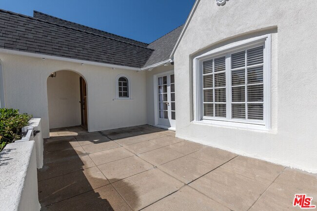 Building Photo - 319 S Orange Dr
