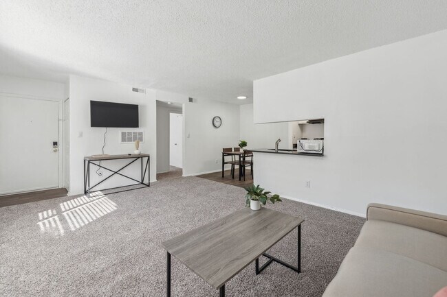 Building Photo - 3027 Northwood Dr