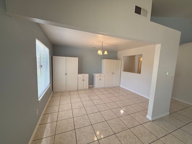 Building Photo - Single story in Modesto!
