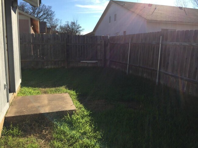 Building Photo - 607 Luther Dr