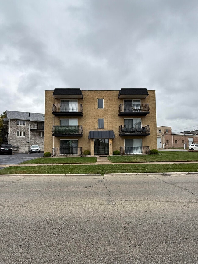 Building Photo - 9220 S Kilbourn Ave