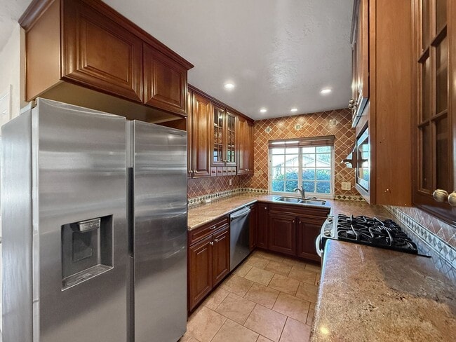 Building Photo - Stunning 4B/2.5Ba House w/ Two Fireplaces,...