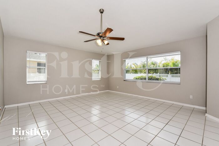 Building Photo - 2556 SW 28th Ave