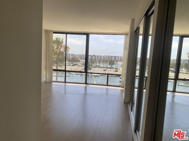 Building Photo - 4265 Marina City Dr