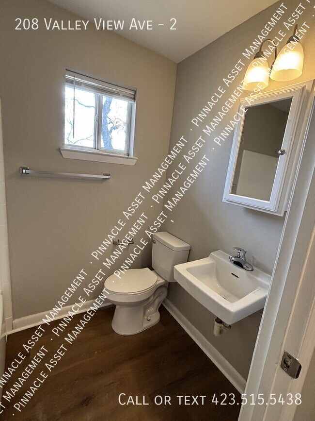 Building Photo - 208 Valley View Ave