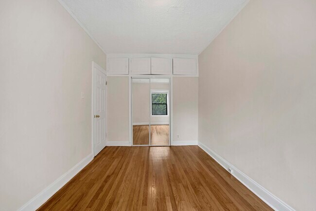 Building Photo - 1235 W Greenleaf Ave