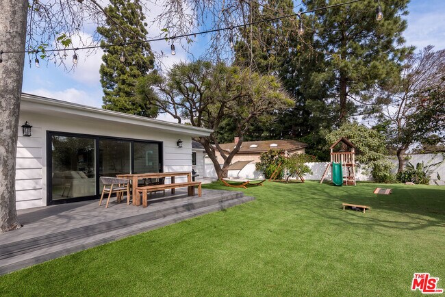 Building Photo - 527 S Bentley Ave