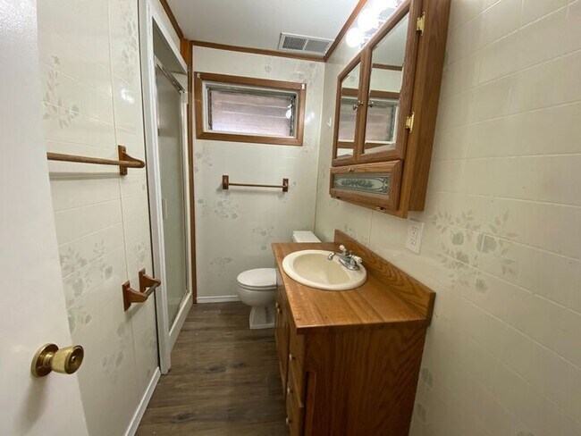 Building Photo - Charming 3 Bedroom with Great Yard