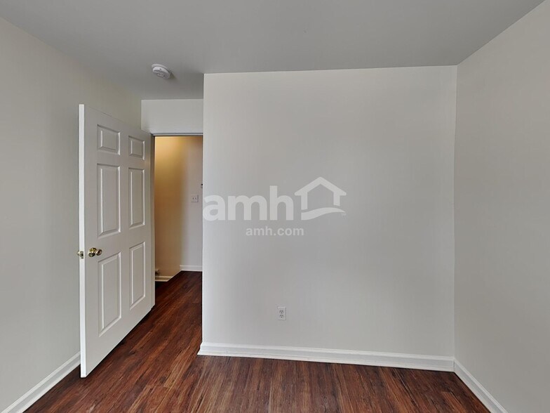 Building Photo - 7110 Long Run Ln