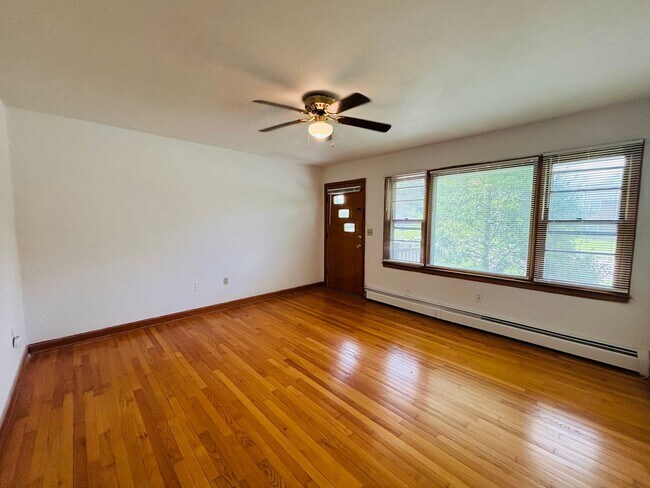 Building Photo - 208 Broce Dr