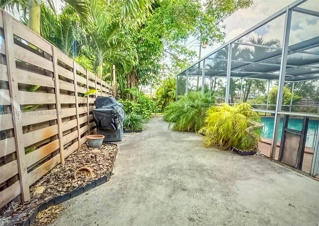 Building Photo - 5424 Van Buren St