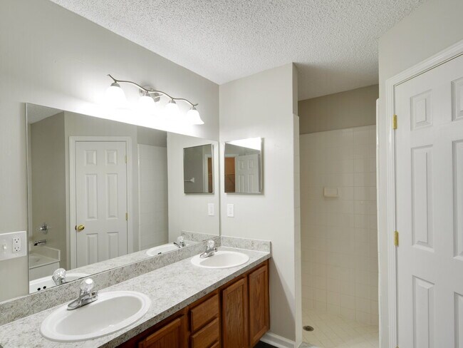 Building Photo - 2912 Ravine Hill Dr