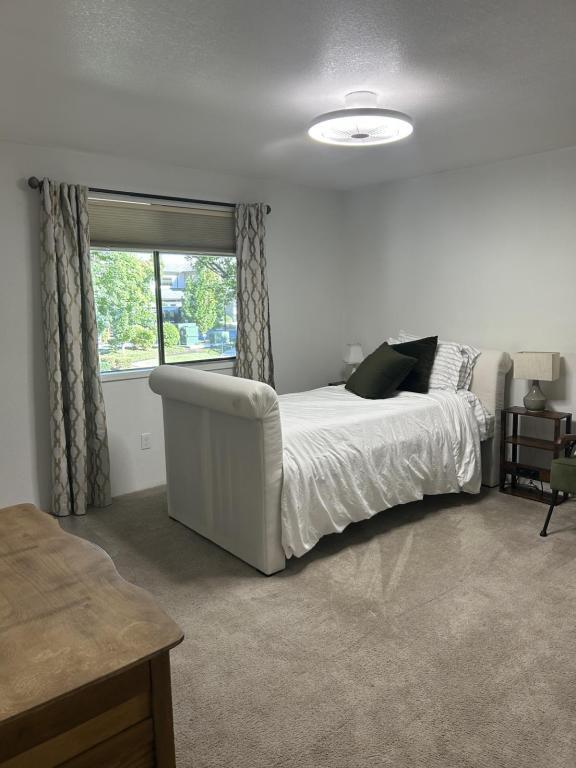 Building Photo - 2215 Poplar Dr