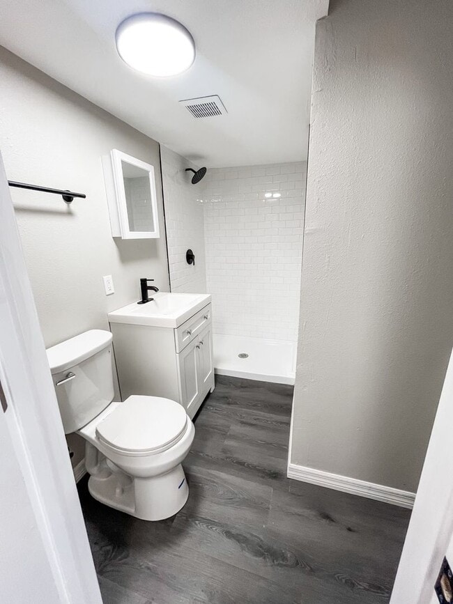 Building Photo - MOVE IN SPECIAL !! COZY 1/1  CONVENIENTLY LOCATED CLOSE TO DOWNTOWN ST. PETERSBURG