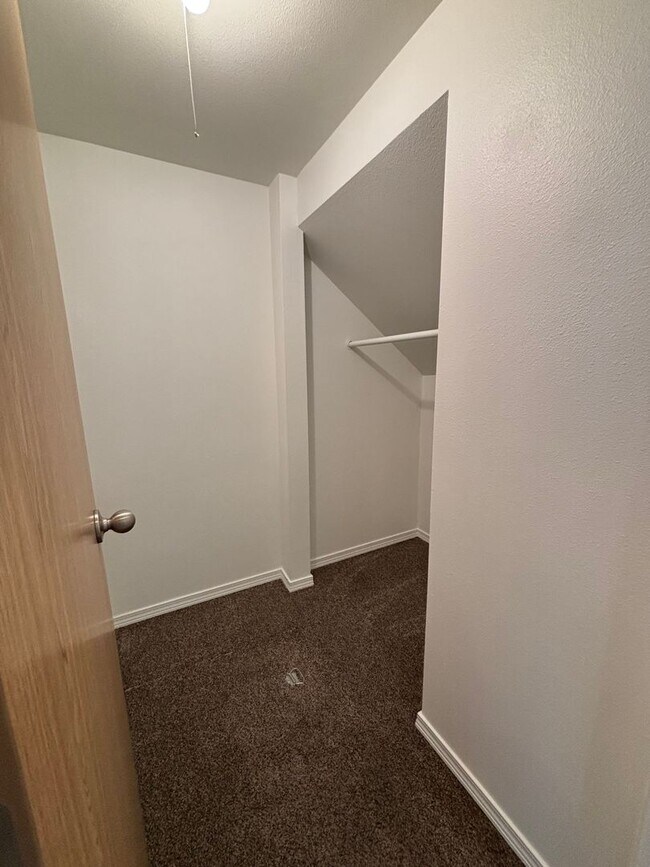 Building Photo - Pet Friendly 3 bedroom Townhouse!