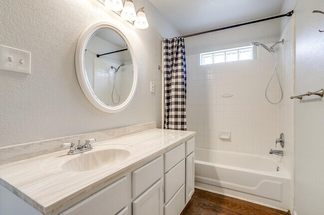 Building Photo - Cozy 3 Bed, 2 Bath Home Minutes Away from ...