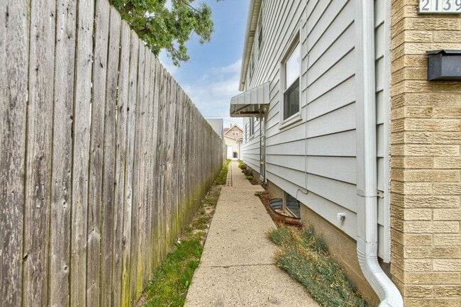 Building Photo - 2137 S 71st St