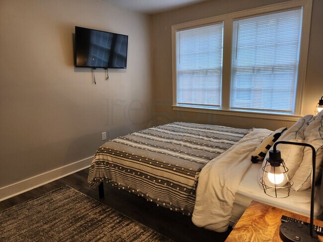Building Photo - Cozy Apartment located near UAMS!