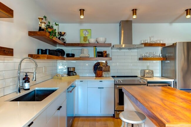 Building Photo - 2057 Middle St