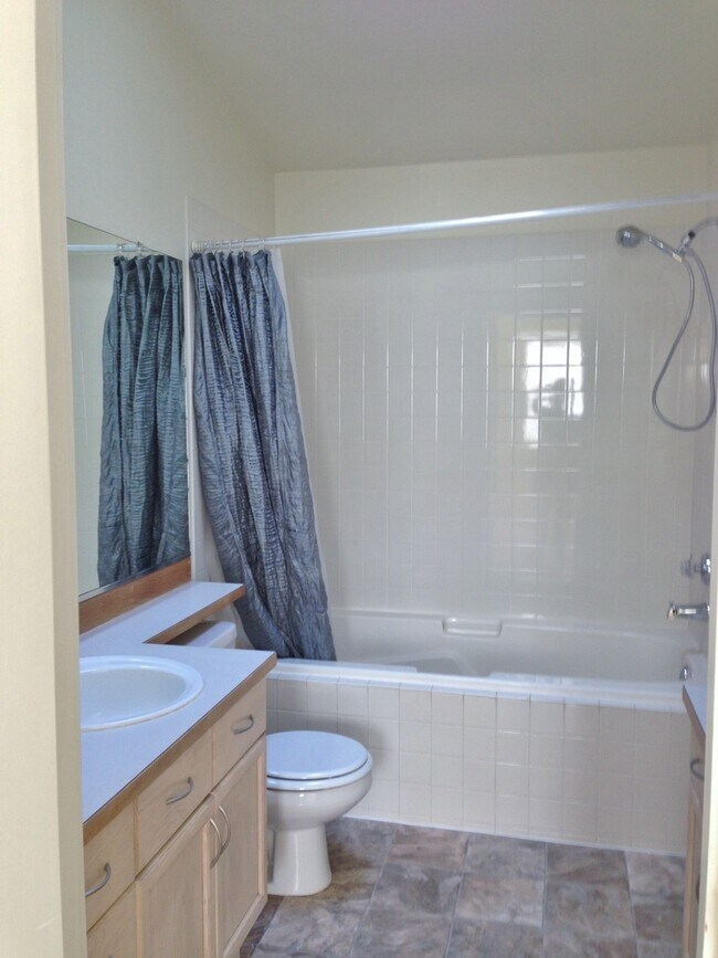 Building Photo - Bright and Spacious Bothell Condo Overlook...