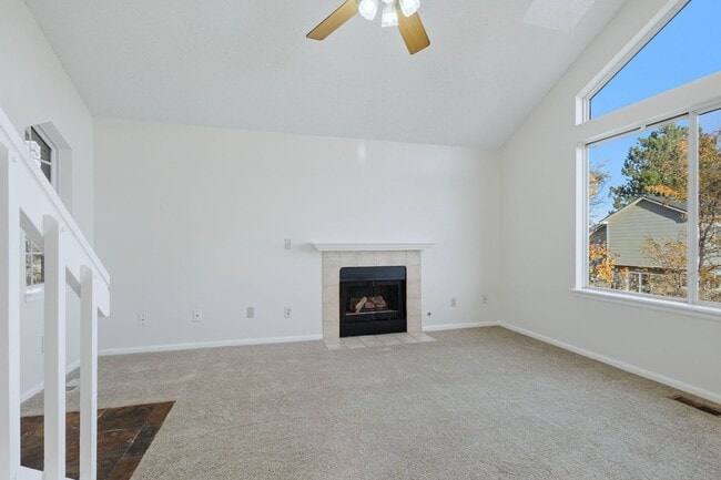 Building Photo - 3 bed 2 1/2 bath Split level home in Found...