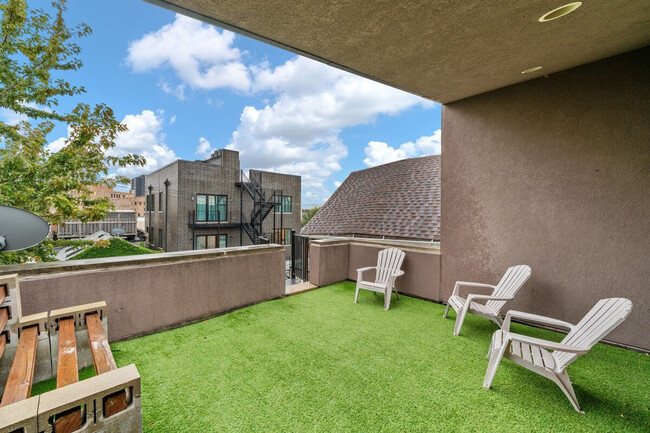 Building Photo - 1621 W Beach Ave