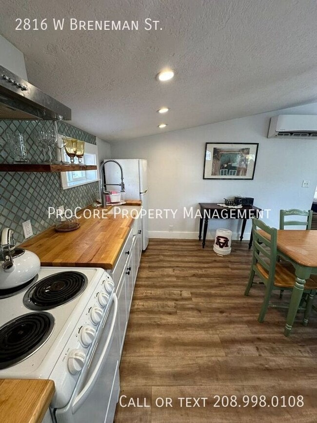 Building Photo - Charming Upper Unit Studio –Above Garage | $1,195.00 | Near Downtown