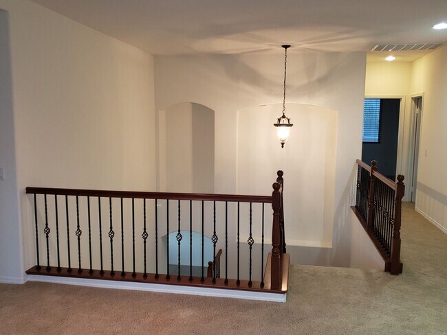 Building Photo - Upgraded 5 Bedroom Home with Spectacular Views