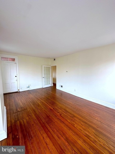Building Photo - 1133 D St NE