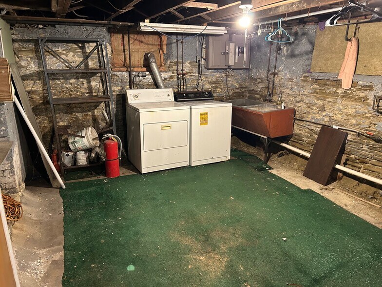 Free laundry & storage - 213 S Central Ave